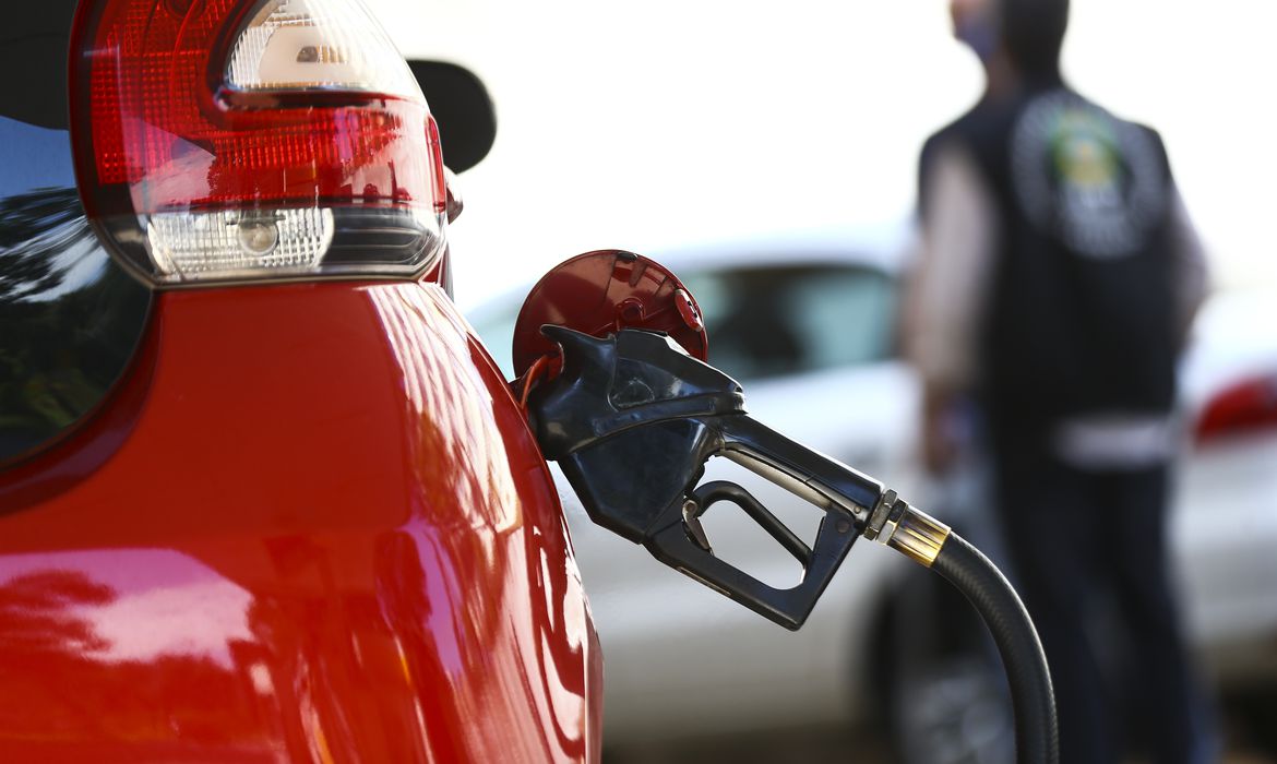 Combustíveis disparam na bomba, e gasolina fica mais vantajosa que etanol em todo o país