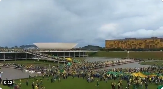 VÍDEO: Manifestantes contra Lula furam bloqueio da Polícia e ocupam o Congresso Nacional; ASSISTA