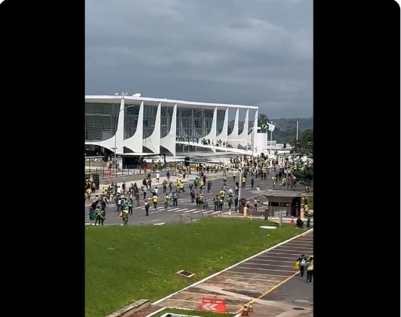 VÍDEO: Manifestantes invadem Palácio do Planalto; ASSISTA