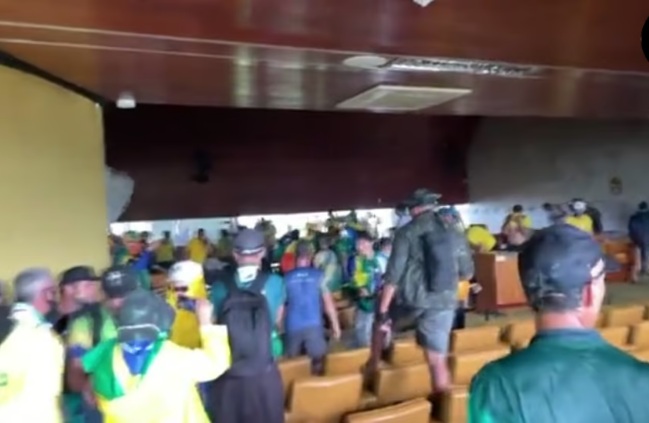 VÍDEO: Manifestantes invadem prédio do Supremo Tribunal Federal; ASSISTA