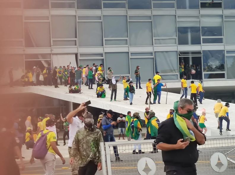 Governador do DF determina que todo efetivo policial fique na rua e pede apoio das forças federais