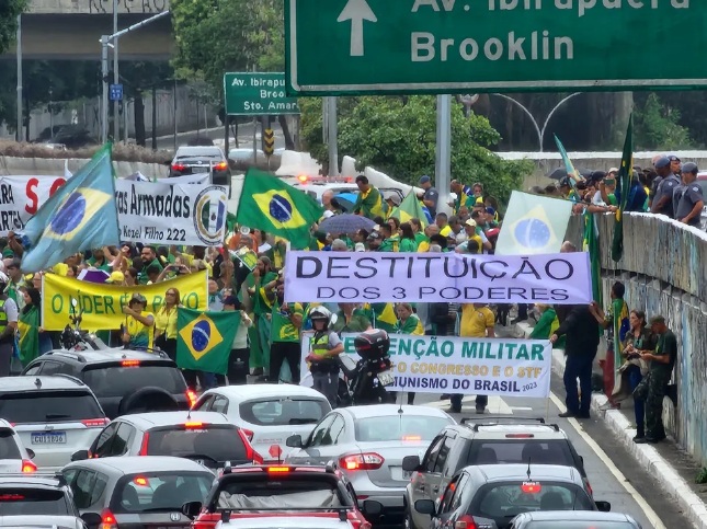 Manifestantes fecham avenida em SP