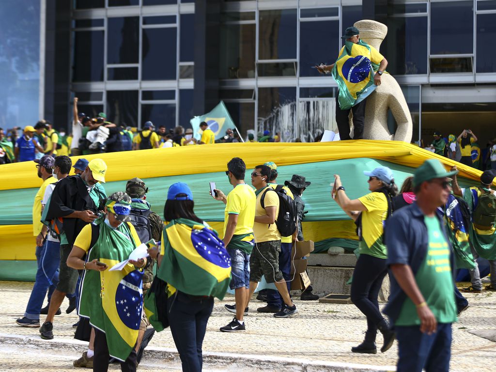 Mais de 300 manifestantes são presos por ataque aos Três Poderes