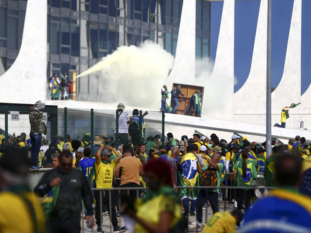 Bolsonaro critica vandalismo em Brasília e diz que Lula faz acusações sem provas