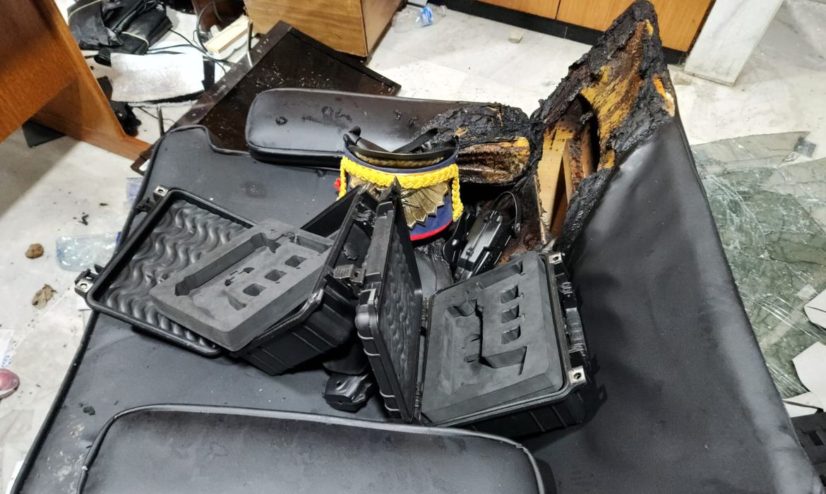VÍDEO: Ministro afirma que armas foram roubadas do Gabinete de Segurança do Planalto