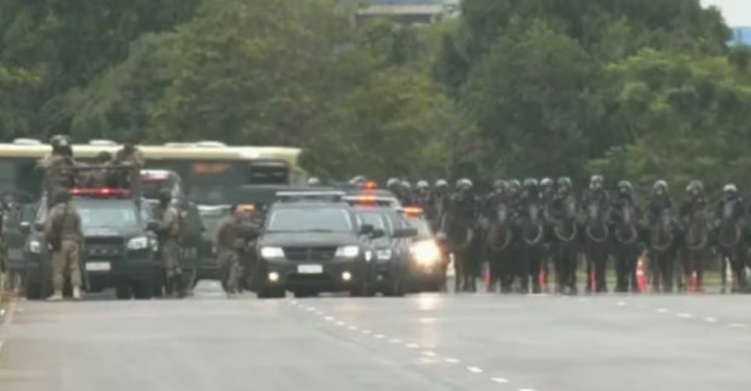 PM começa a desmontar acampamento em frente ao Exército em Brasília