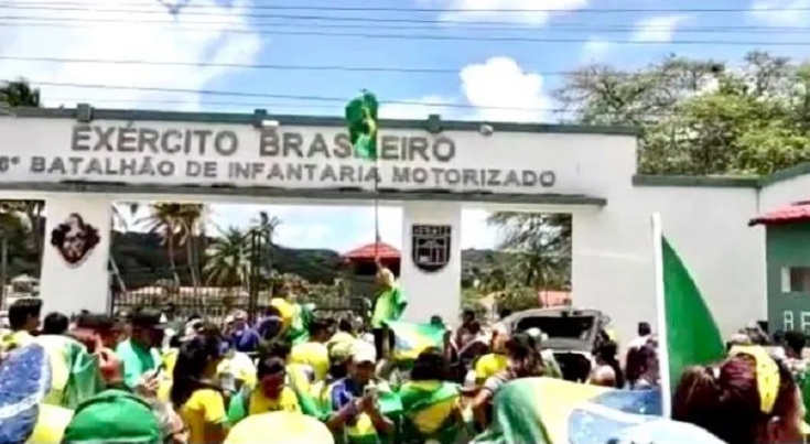 Fátima faz reunião para discutir retirada de acampamento em frente ao 16º Batalhão em Natal