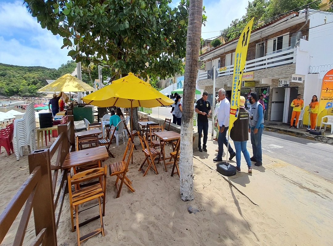 Fiscais apreendem mesas, cadeiras e balcões de vendas irregulares durante feriadão de Reis