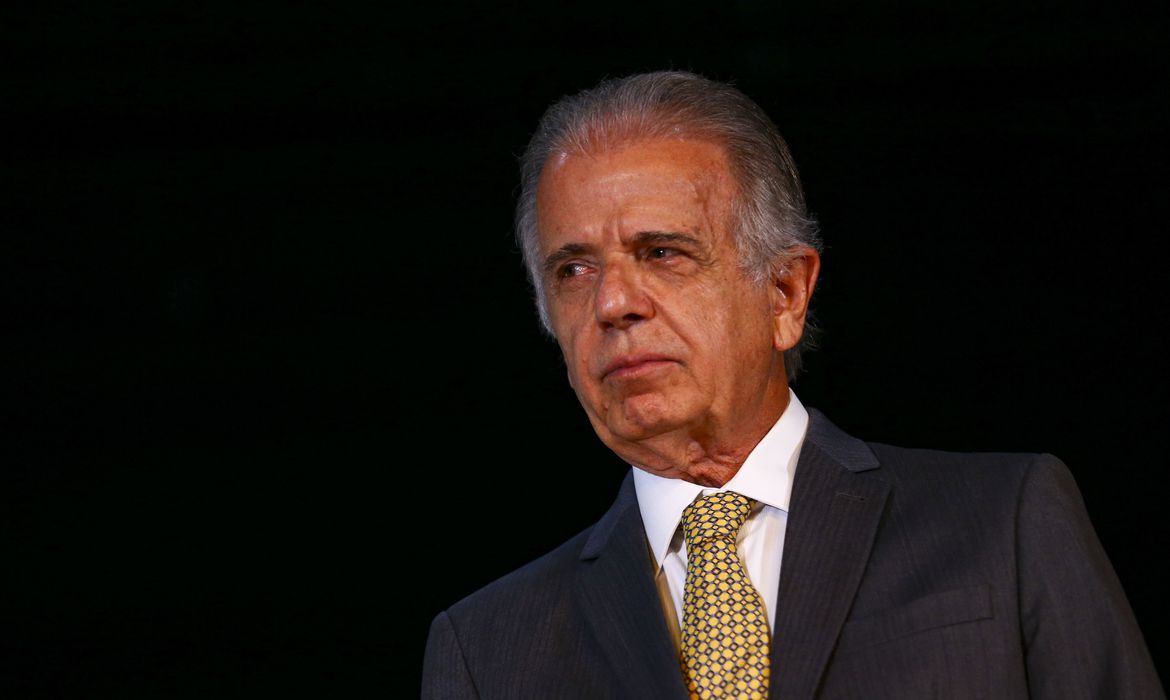 Ministro da Defesa admite pressão para sair do cargo: “Meu lugar pertence ao presidente”