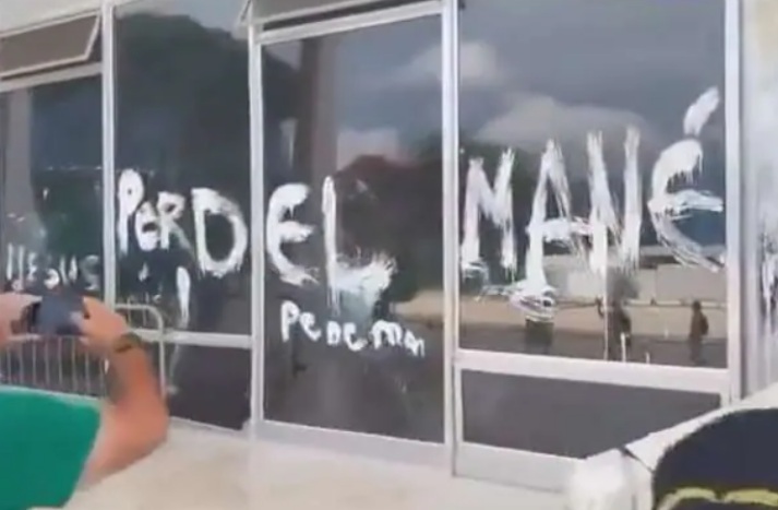 VÍDEO: Barroso ironiza pichação de “perdeu, mané” com erro gramatical: “De lascar”