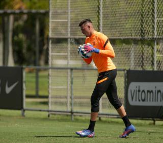 Vasco encaminha a contratação do goleiro Ivan e aumenta lista de reforços para 2023