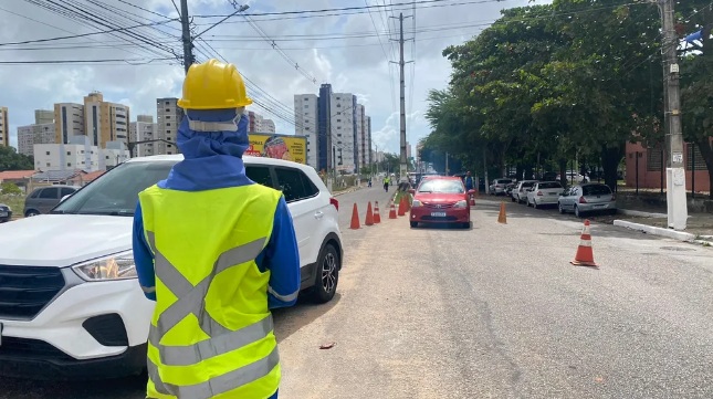 Trecho da av. Abel Cabral é interditado para obra de saneamento básico na Grande Natal