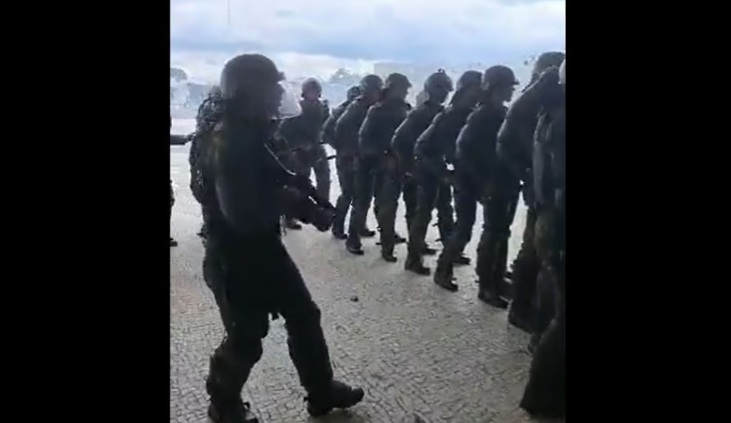 VÍDEO: Tropa do Exército leva bronca de PMs durante invasão ao Planalto; ASSISTA