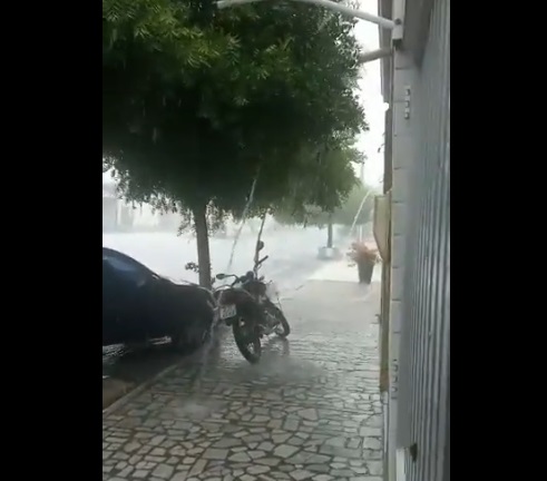 VÍDEO: Água com força em Jucurutu; veja as imagens das fortes chuvas na cidade