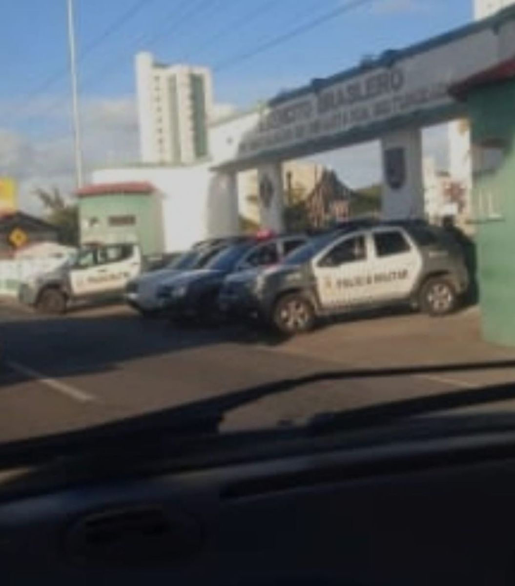 Viaturas da PM ficam de guarda em frente ao 16 RI para evitar manifestações em Natal