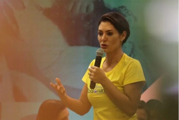 Michelle Bolsonaro ironiza derrubada de sigilo sobre visitas: 'é minha manicure'
