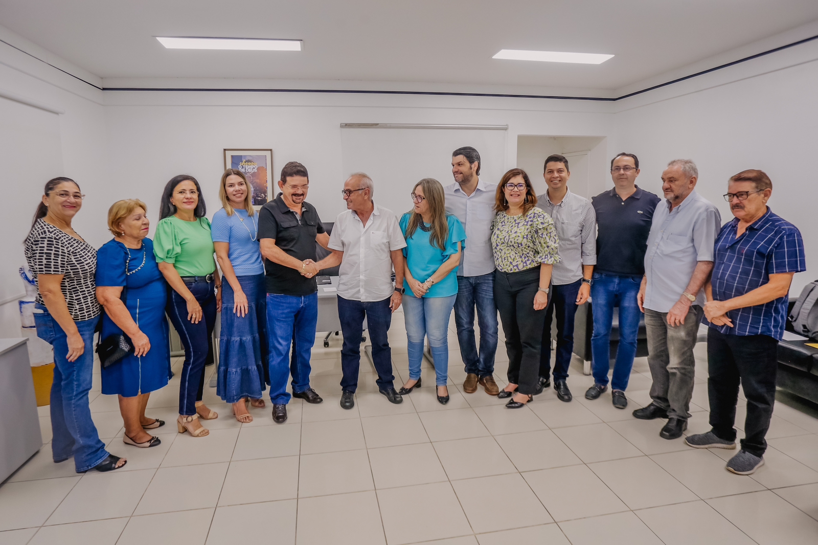 Prefeito de João Pessoa anuncia aumento de 15% para professores e salário será o maior do Norte-Nordeste