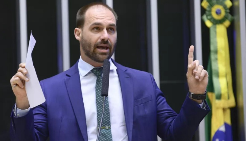 Eduardo Bolsonaro ironiza derrubada de sigilo: 'Acham que somos iguais'