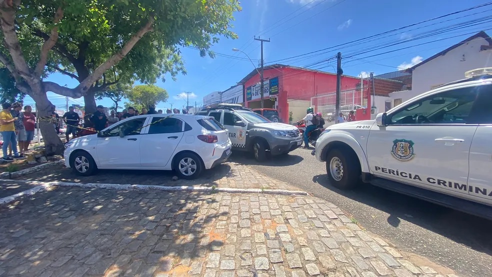 Homem é morto a tiros à luz do dia em carro estacionado no bairro Alecrim, em Natal