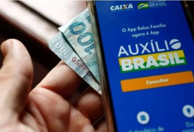 Presidente da Caixa anuncia suspensão do consignado do Auxílio Brasil