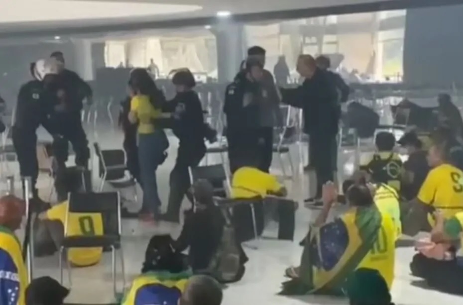 VÍDEO: “Acabou a brincadeira”, diz policial ao controlar invasores do Planalto