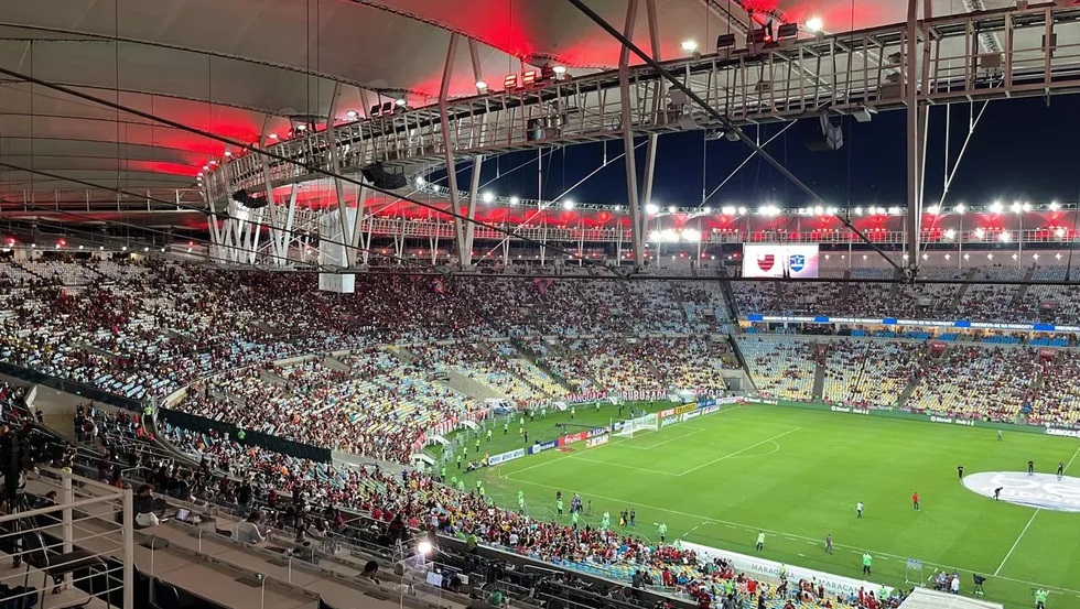 Torcedores do Flamengo chamam Pelé de maconheiro durante minuto de silêncio