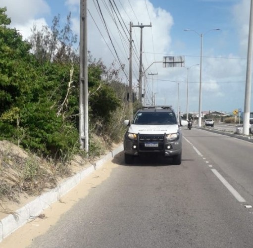 Cadáver enrolado em um lençol é encontrado na margem da Via Costeira