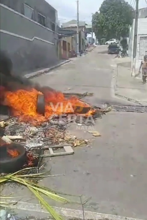 VÍDEO: Moradores fecham rua em Mãe Luiza após morte de adolescente em confronto com a PM