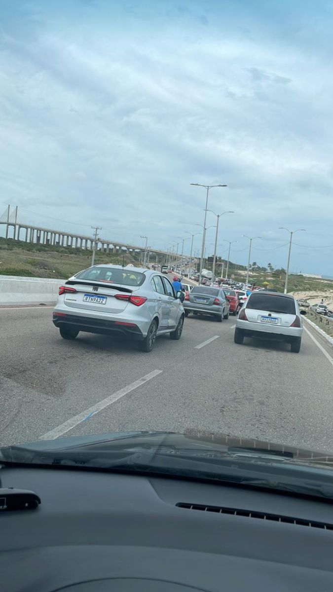 Ponte Newton Navarro fica paralisada com engavetamento envolvendo pelo menos 6 carros