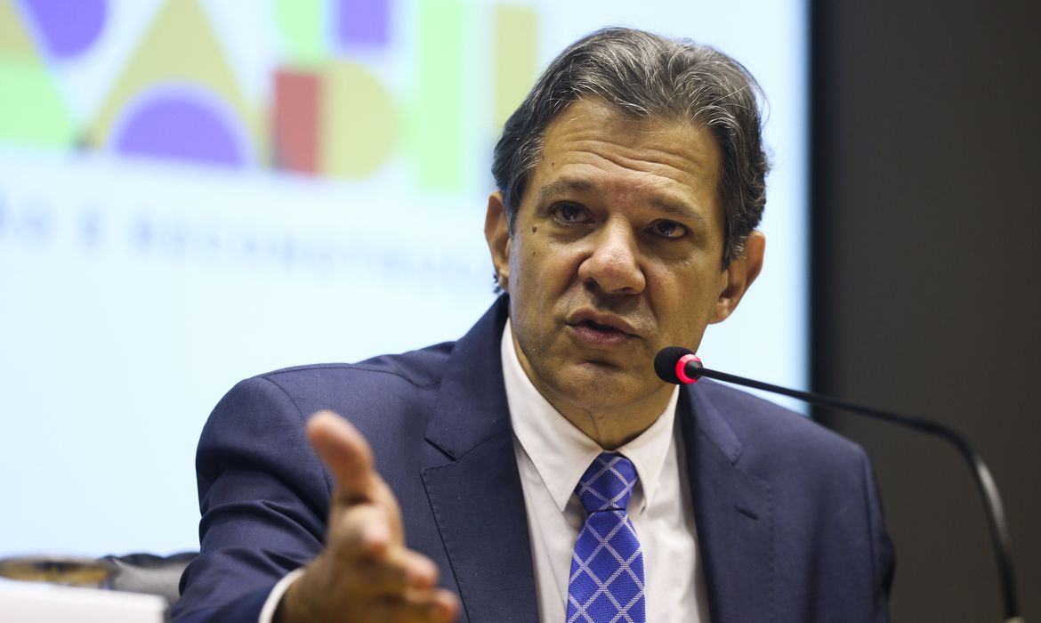 Equipe econômica planeja volta de impostos sobre combustíveis, mas decisão será de Lula, diz Haddad
