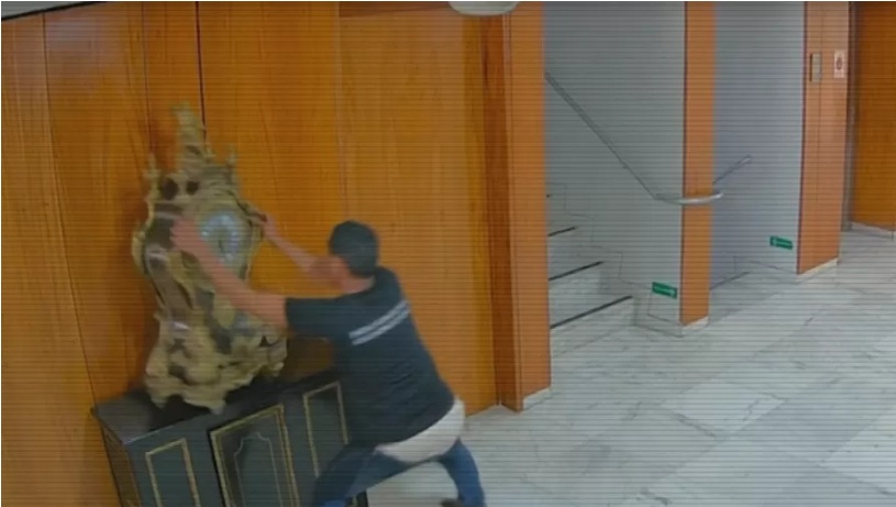 Câmera de segurança flagrou destruição de relógio histórico e quadro no Planalto