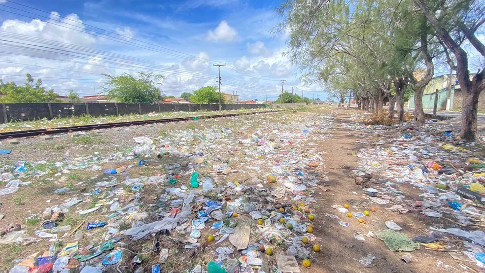 Lixo acumulado próximo a linha férrea causa transtornos a moradores na Zona Oeste de Natal
