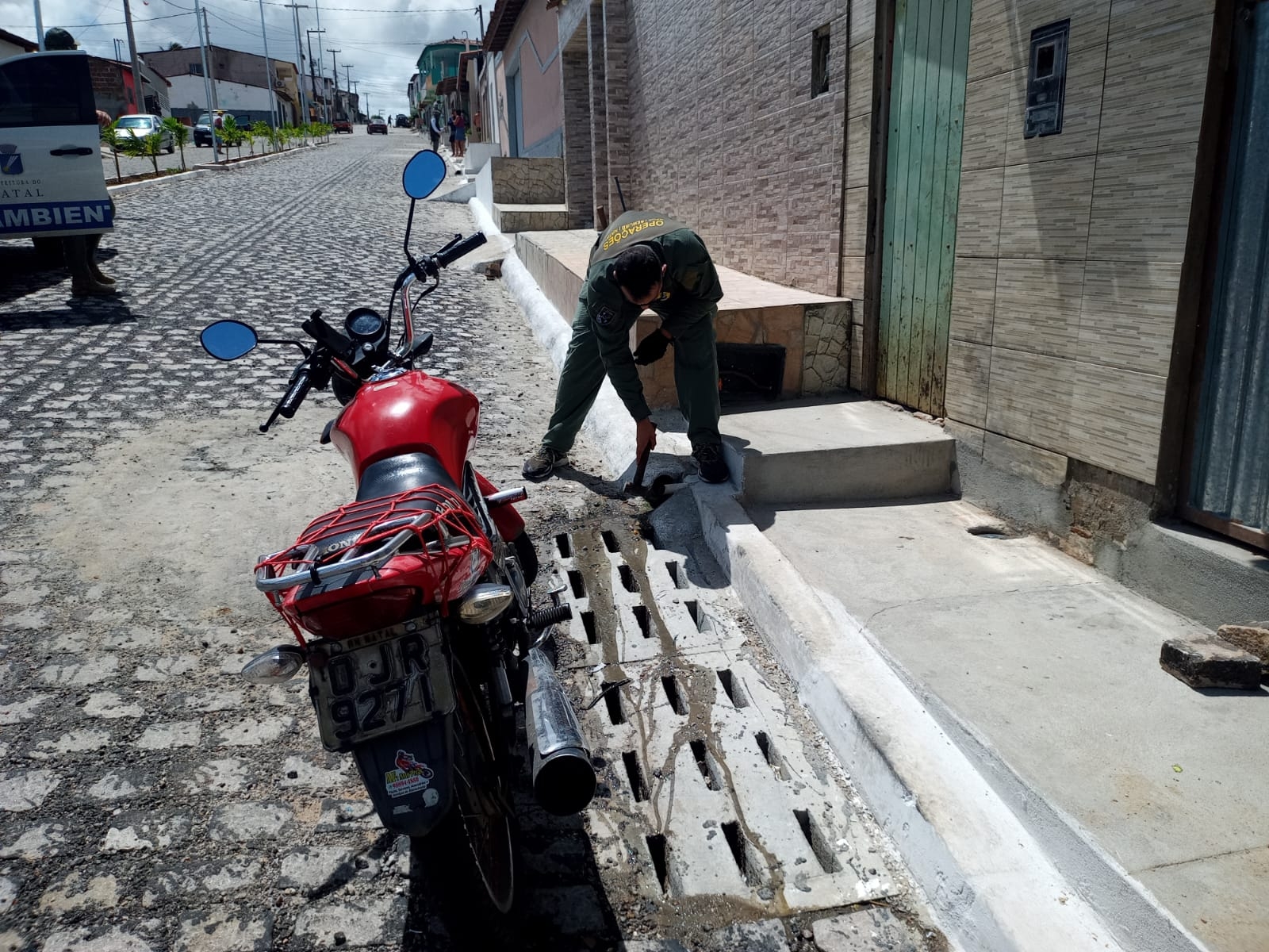Quatro ligações clandestinas são tamponadas por fiscais da Semurb em Natal