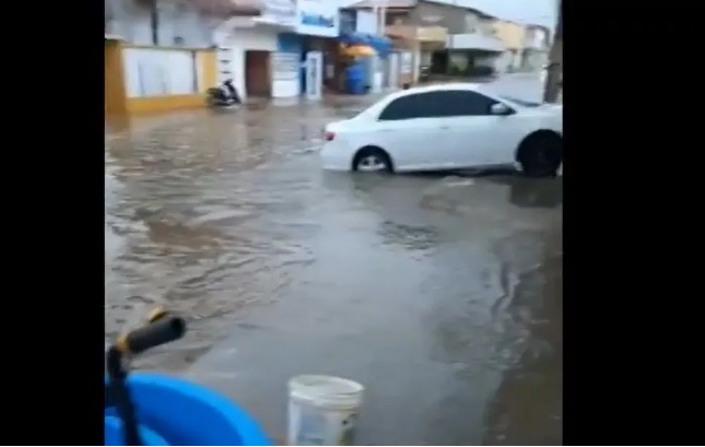 Chuva causa transtornos em Mossoró, alaga ruas e avião precisa aguardar para pousar