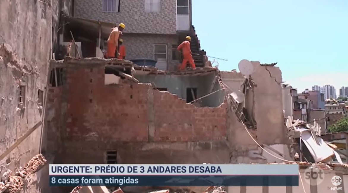 VÍDEO: Prédio em obras desaba e destrói casas em Salvador