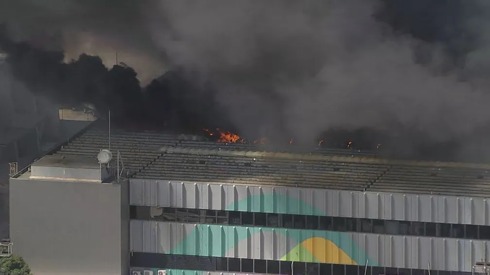 VÍDEO: Incêndio atinge galpão no terminal de cargas do aeroporto Galeão, no Rio