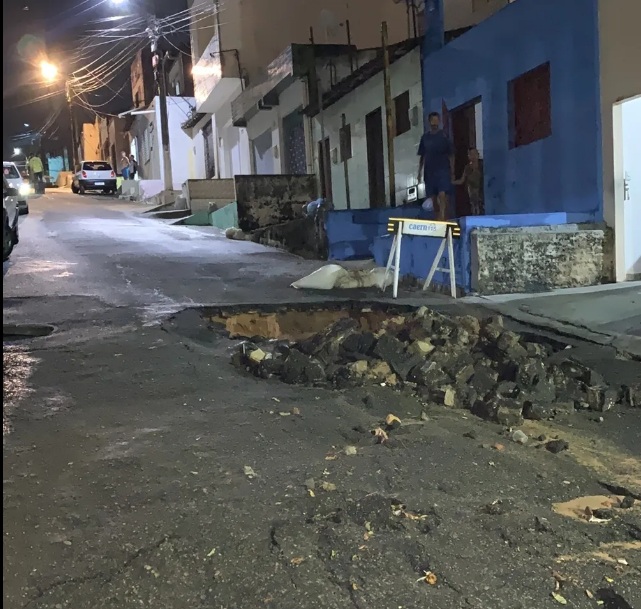 Chuva abre cratera em rua de Natal