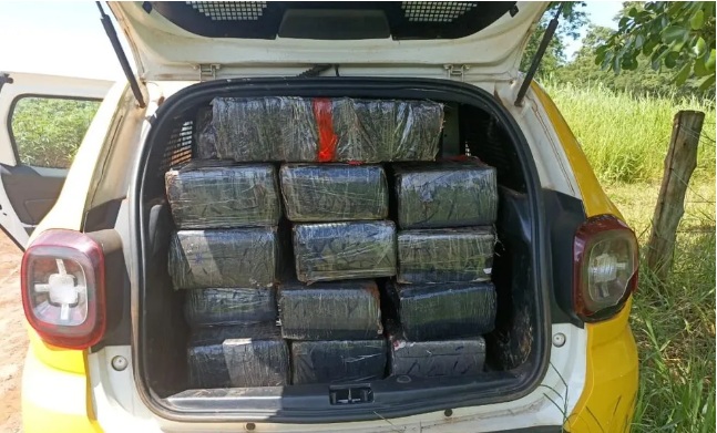 Mulher que transportava mais de 700 kg de maconha é assaltada, chama a polícia e é presa