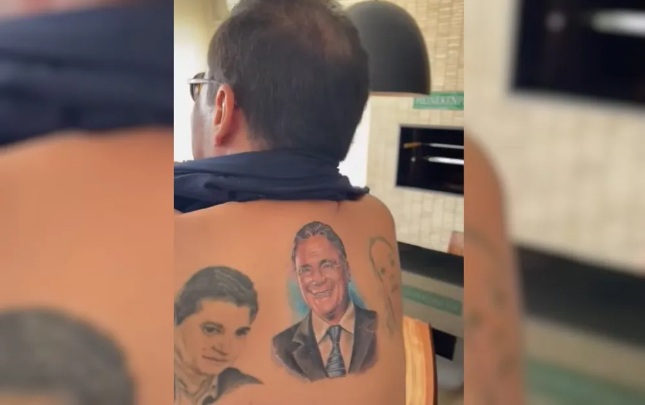 Senador Jorge Kajuru tatua o rosto de colega de partido nas costas
