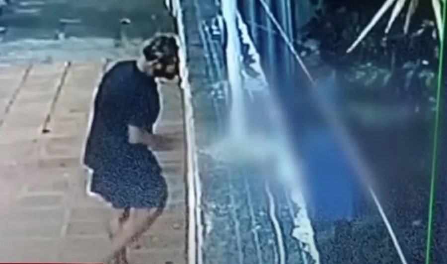 VÍDEO: Aposentada abre portão de casa para dar esmola e tem corrente roubada na Zona Sul de Natal
