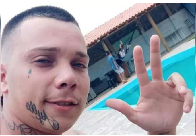 Menina de 5 anos leva soco do pai por fazer xixi no chão e morre