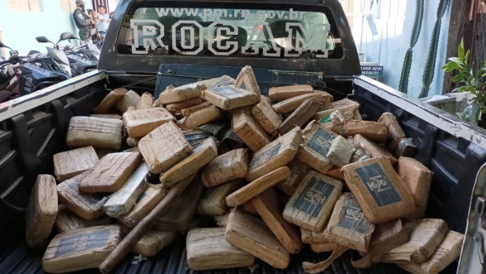 Polícia apreende 3 fuzis e mais de 200 kg de maconha em Natal