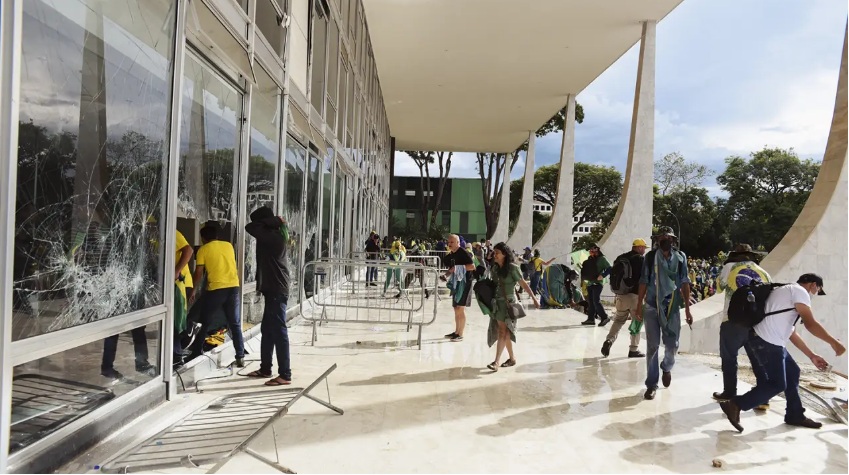 Mensagens mostram negligência do GSI nos atos de vandalismo em Brasília, diz revista Veja