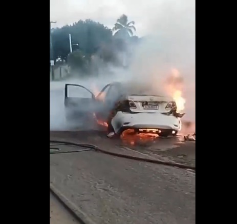 VÍDEO: Carro fica destruído após pegar fogo na Estrada de Genipabu