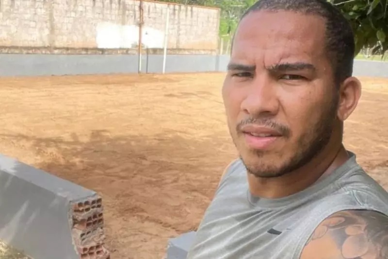 Sem clube, ex-jogador do Grêmio trabalha na construção de quadra em Minas Gerais