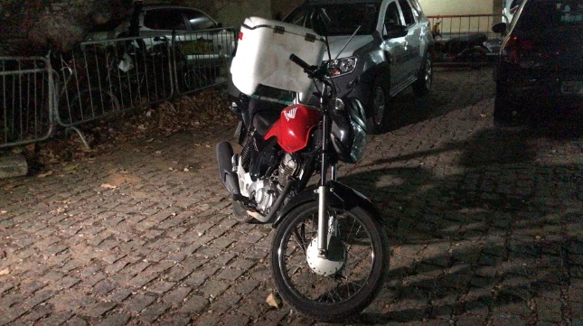 Motoboy tem veículo tomado de assalto em frente à Central de Flagrantes em Natal
