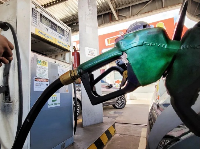 Petrobras aumenta em 7,46% o preço da gasolina para as distribuidoras