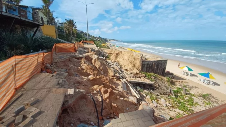 Trecho com cratera em calçadão de Ponta Negra deve ser recuperado em 30 dias