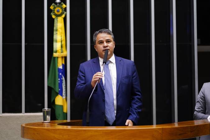 Efraim Filho deve anunciar apoio a Rogério Marinho na disputa pela presidência do Senado Federal