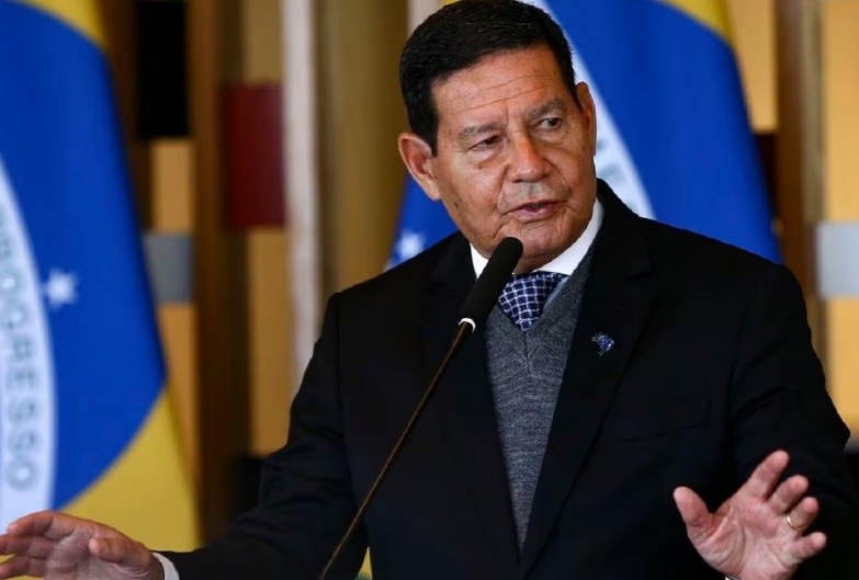 Mourão é colocado ao lado do PT no Senado